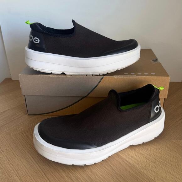 OOFOS OOmg eeZee Low Shoes - Women OOFOS OOMG Eezee Sport Low Black/White Women Recovery Sneakers - SZ 8.5